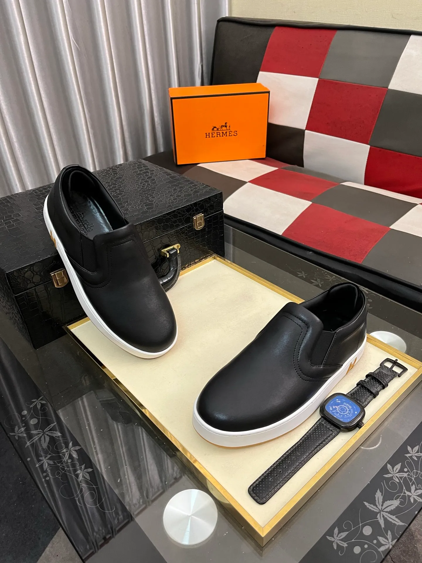 Men's Men's Shoes💰458⌚️⌚️HERMES/Hermès Hugo sneakers are casual men's shoes. These sneakers are made of imported first-layer cowhide leather and breathable mesh design. The contrasting color design creates a dynamic and modern shape. The front end of the toe is decorated with natural-color rubber inlays, making it novel and fashionable. The texture is incomparable, with cowhide lining and cowhide foot pads, the upper foot is comfortable and breathable, and the rubber sole is decorated with geometric patterns and iconic "H" details. A very personal one! Size: 38-44